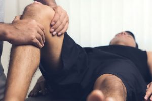 The therapist evaluates the patient's injury.